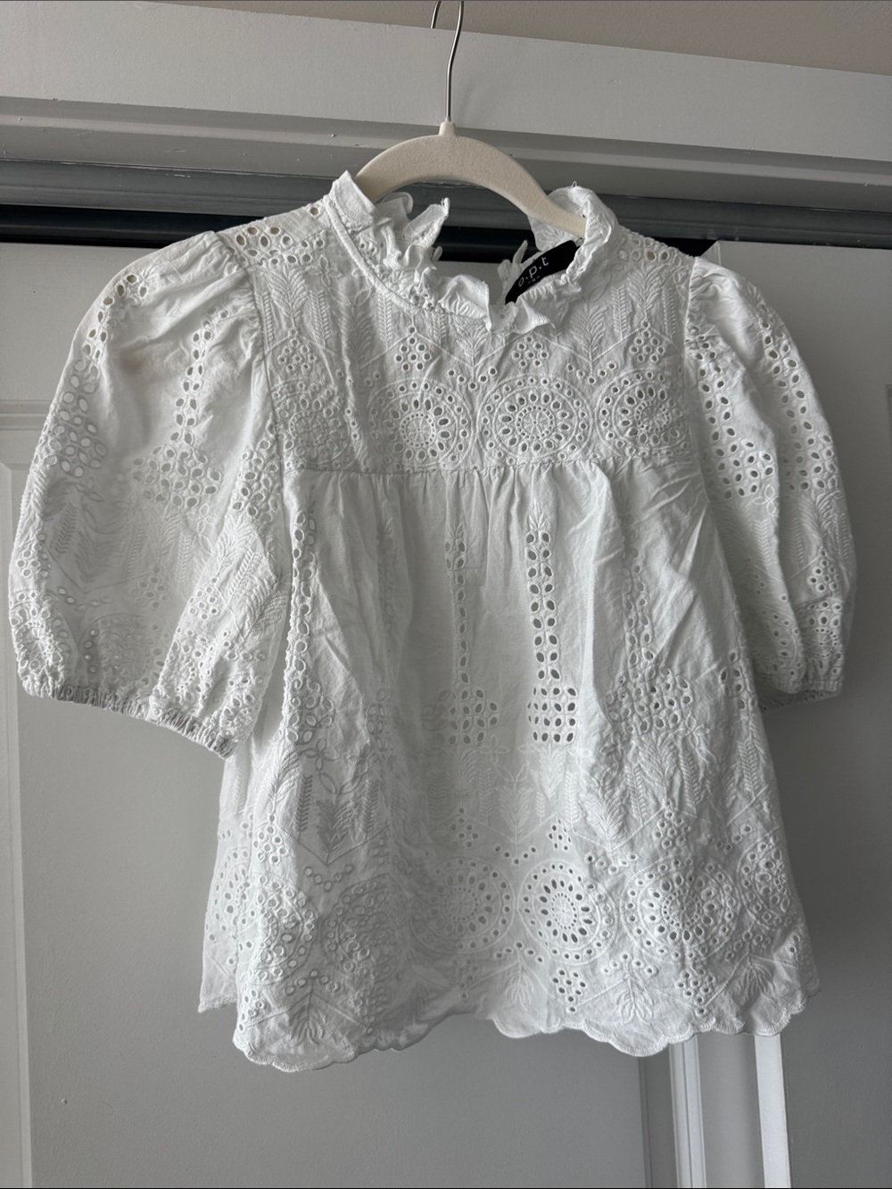 Girls' White Eyelet Puff-Sleeve Top with Ruffled Neck